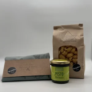 Set mit Spargeltuch: Enthält Wildkräuterpesto, Pasta im Beutel und ein graues Tuch.