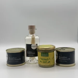 Genusspaket - Herbst Edition: zwei Fleischkonserven, eine Flasche und ein Senfglas auf weißem Hintergrund.