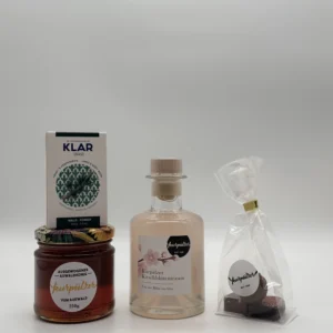 Genusspaket - Herbst Edition: Seife, Honig, Gin und Pralinen auf weißem Hintergrund.