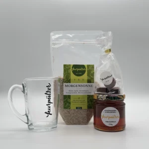 Genusspaket - Herbst Edition: klarer Becher, Kräutertee und Honigglas auf weißem Hintergrund.