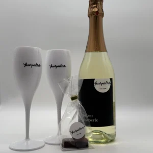 Genusspaket - Herbst Edition: Sekt, 2 weiße Gläser & Pralinen auf weißem Hintergrund.
