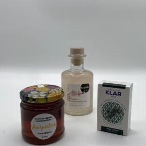 Geschenkset "Geschenkpaket - Kirschblüte" mit Seife, Flüssigseife und Honig auf weißem Hintergrund.