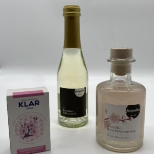 Geschenkpaket - Kirschblüte: Zwei Flaschen und eine Schachtel auf weißem Hintergrund.