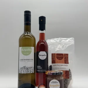 Großes Herbstpaket: vier Flaschen und Gourmet-Lebensmittel mit deutschen Etiketten auf weißem Hintergrund.